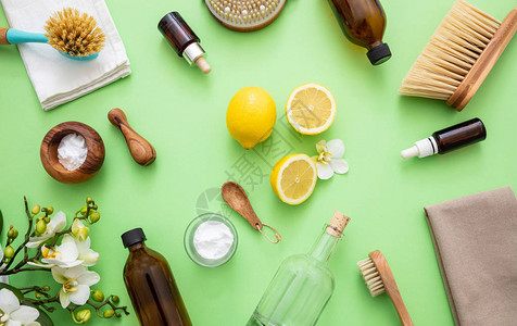 清洁产品自制的无毒平地苏打汽水柠檬醋和绿色花图片