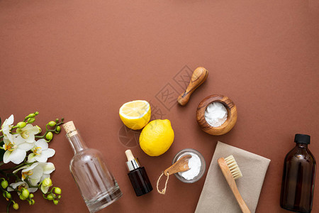 清洁产品自制的无毒固定床铺苏打汽水柠檬醋和棕色新花卉图片