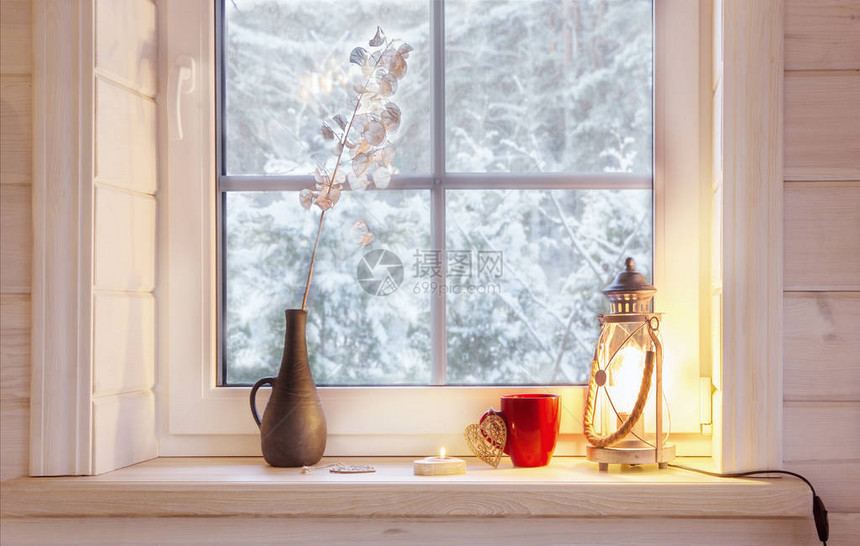 节日红杯和心脏在室内冬季的木窗旁情人节或圣诞节装图片