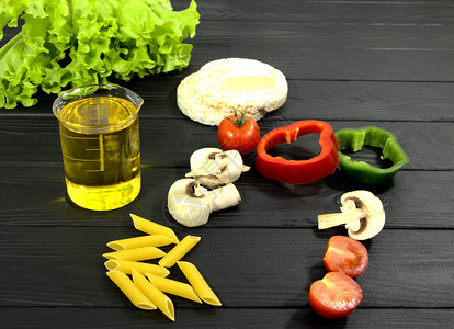 用蔬菜煮意大利一套意大利晚宴的产品黑色背景和文字的发图片