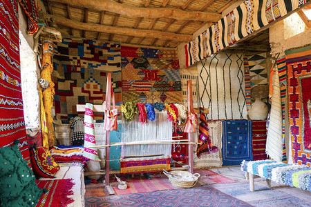 生产著名柏地毯的传统编织机图片