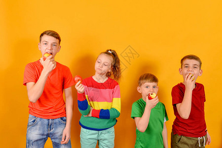 四个孩子吃一个苹果图片