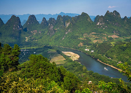 广西省永秀的美丽绿色潮湿和稠密喀什山地貌全背景图片