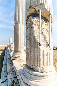 金属棒支撑着土耳其老底嘉建筑工地的柱子希腊文化遗迹和历史遗图片