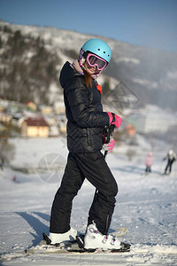 滑雪女孩享受图片