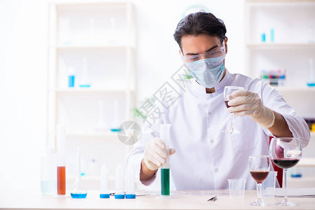 男化学家在实验室检图片