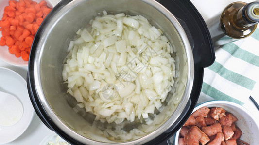 将洋葱切成肉类和蔬菜一起煮饭图片