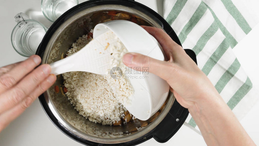 在压力多锅中一步地用肉和蔬菜煮米饭图片