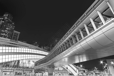 香港市中心现代建筑和徒步桥夜里图片