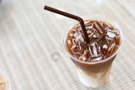 咖啡馆里的冷冰咖啡饮料图片