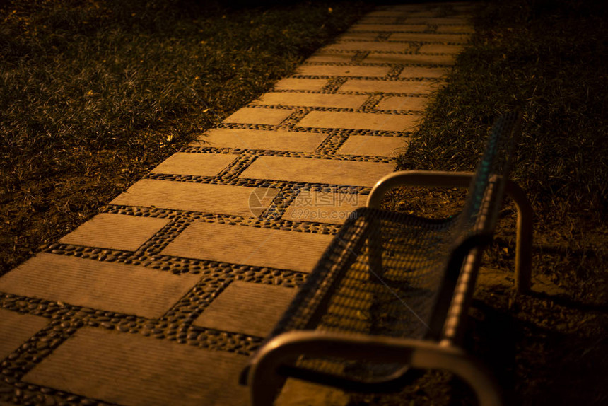 夜间公园下的长凳图片