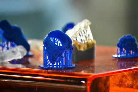 在3d打印机上打印的物体光敏聚合物立体光刻3D打印机背景