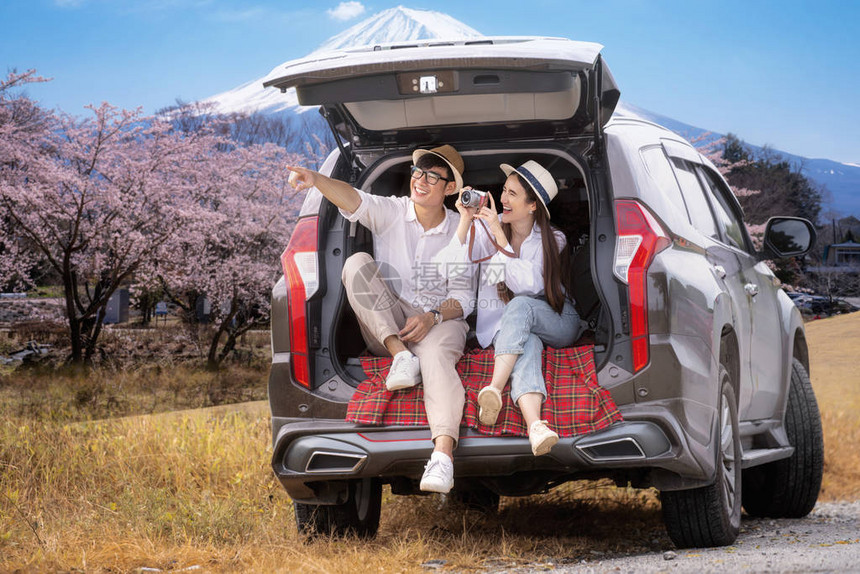 亚洲夫妇乘SUV车前往富士山旅行图片
