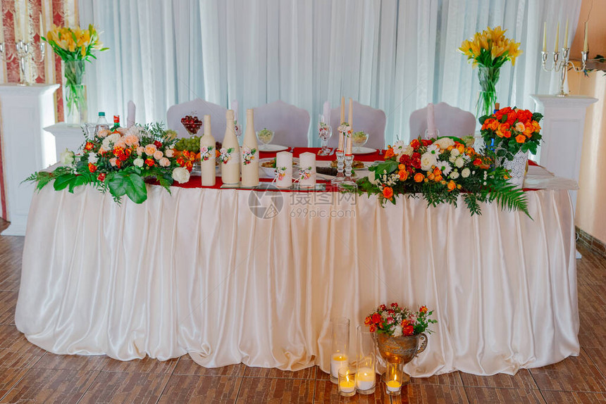 用鲜花和蜡烛装饰婚礼餐桌图片