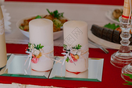 用鲜花和蜡烛装饰婚礼餐桌图片