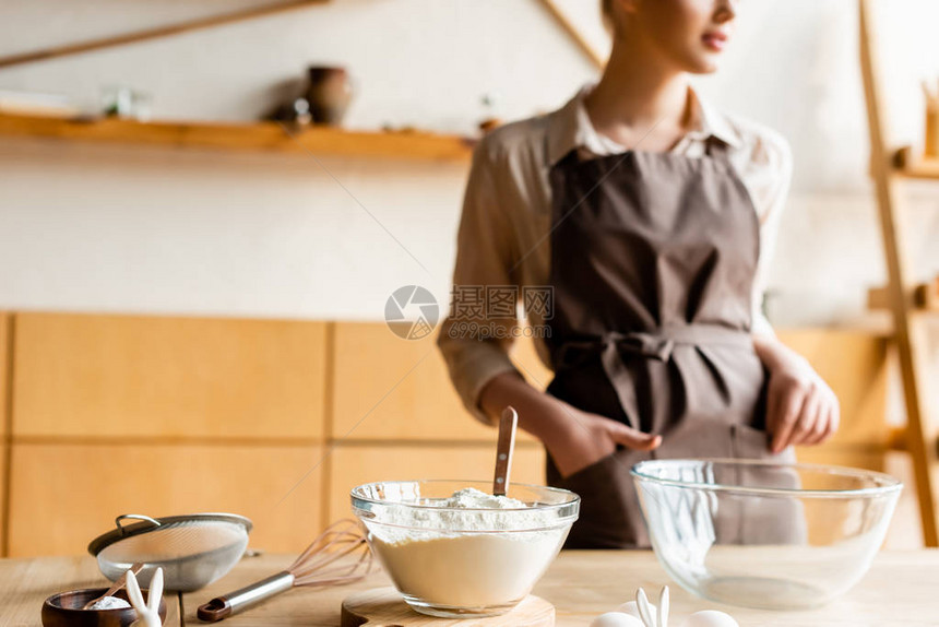 围裙上的妇女的作物风景手握在碗和原料图片