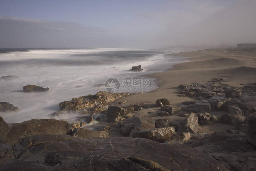 早起的岩石海滩长期在北图片