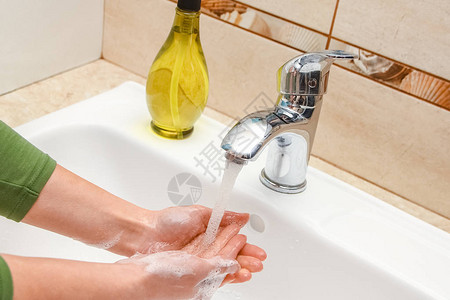用水在龙头下用肥皂洗手图片