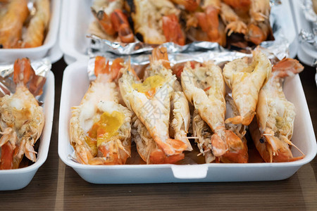 美味的烧烤大巨型淡水河龙虾盒装图片
