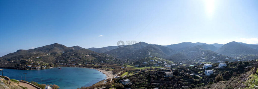 希腊奥齐亚斯湾的鸟瞰和全景阳光下清澈平静的蓝色大海旁边的房屋图片