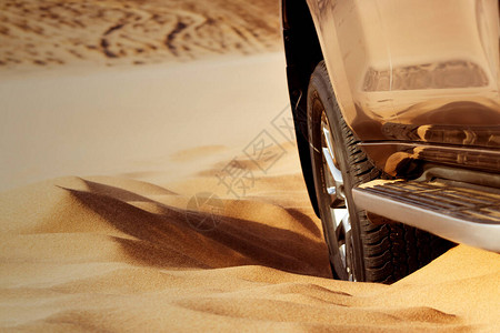 纳米布沙漠地上的汽车图片