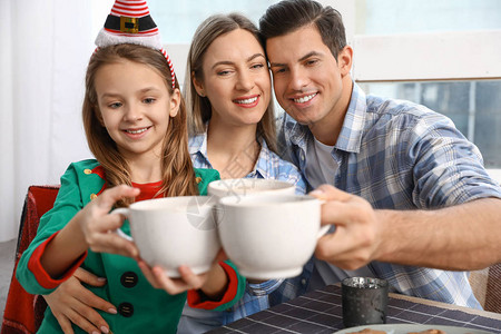 家庭快乐在圣诞节前夕在厨房的厨图片