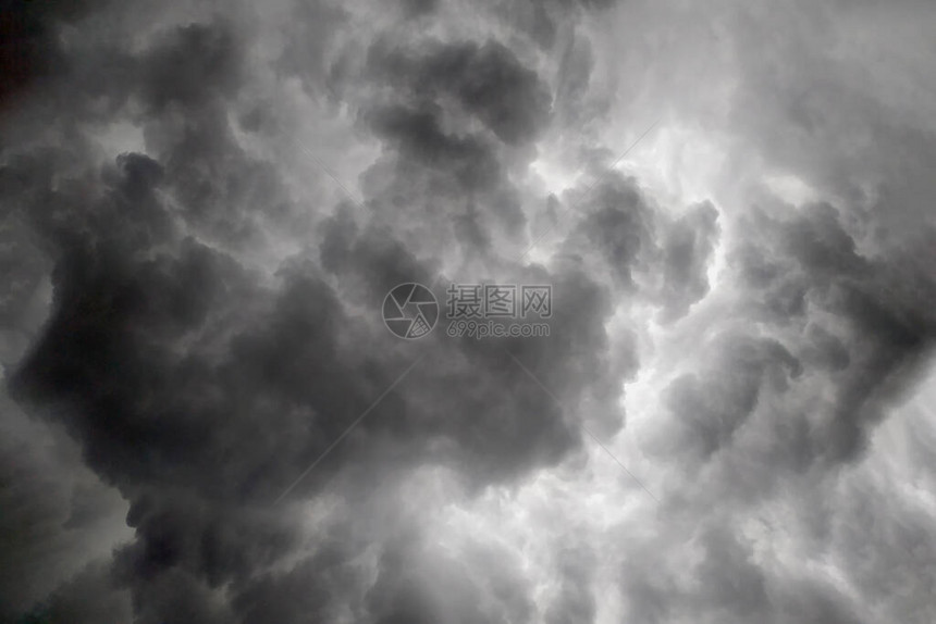 在暴风雨前的灰色天空达克云层可怕的图片