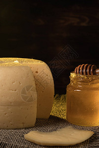 蜂蜜搅拌棒放在里面一块被麻子切开的奶酪水平方向图片
