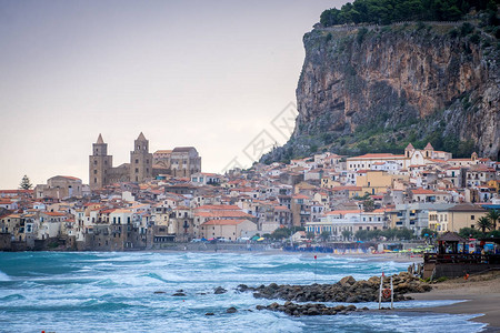 第勒尼安海沿岸和西里沿海中世纪城市切法卢的中世图片