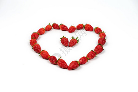 草莓的心脏形状在线上红色新鲜草莓在工作室灯光中图片