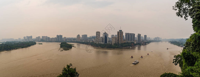 四川省南部岷江与大渡河交汇处的乐山镇全景图片