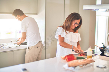 中年美丽的夫妻一起在厨房做饭图片