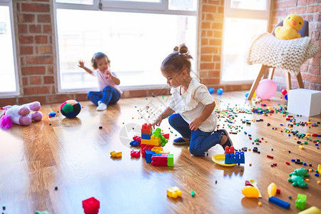 可爱的幼儿在幼儿园玩耍图片