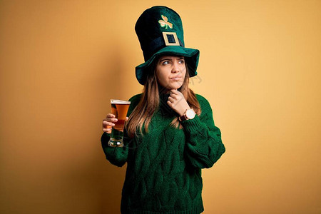 818发烧节首页穿着绿色帽子的年轻美女在圣徒节上喝杯啤酒抚摸痛苦的颈部喉咙痛得要感冒背景