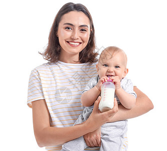 母亲用白色背景的瓶子里的牛奶喂婴儿图片