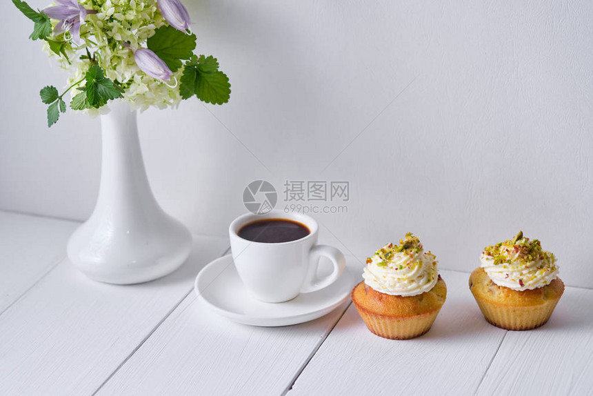 早餐咖啡和水果蛋糕图片