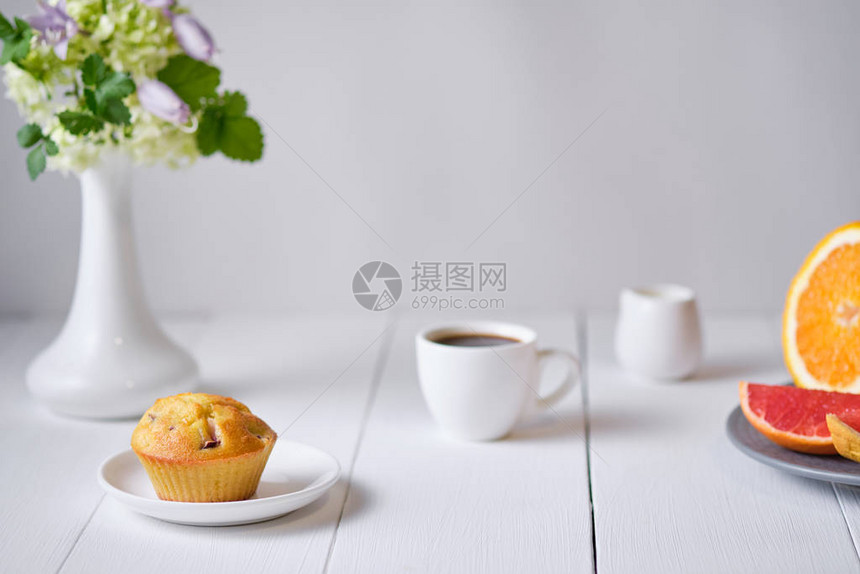咖啡和水果松饼配新鲜桃子早餐白色木桌上的花瓶里放着甜点浓缩咖啡水果和图片