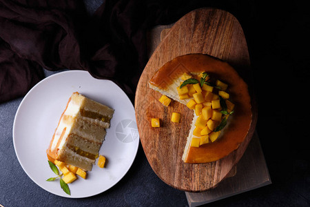 手工自制蛋糕节假日芒果蛋糕木板上甜图片