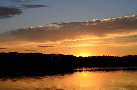 美丽的日落倒映在湖中图片
