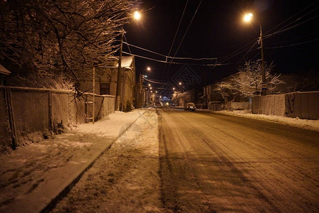 白雪皑的冬季城市在夜晚图片