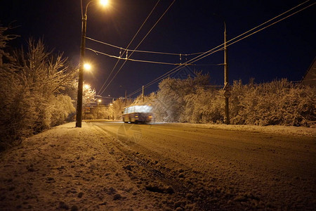 白雪皑的冬季城市在夜晚图片