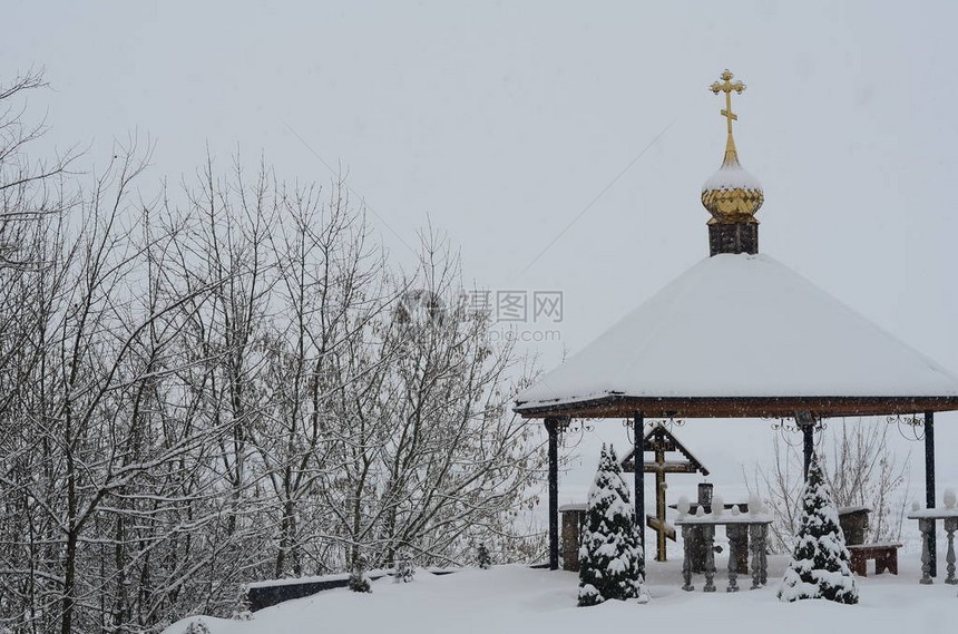 白雪覆盖的山丘和教堂图片