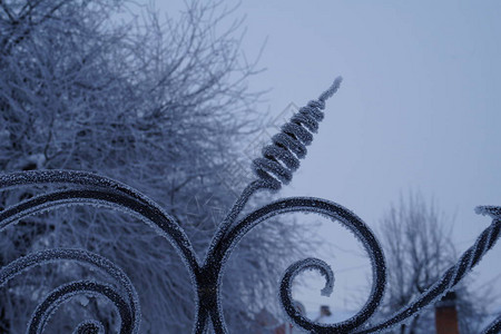 雪地里的金属栅栏图片