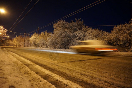 白雪皑的冬季城市在夜晚图片