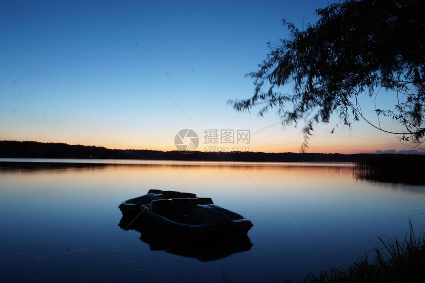 在日落湖风景的日落船图片