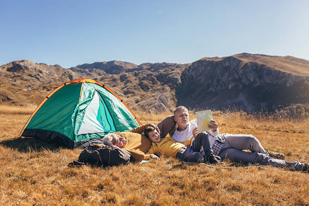 三代人在秋天一起露营背景图片