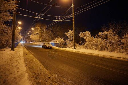 白雪皑的冬季城市在夜晚图片