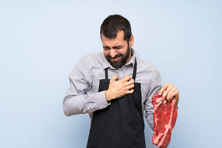 拿着生肉的厨师在心脏有痛苦图片