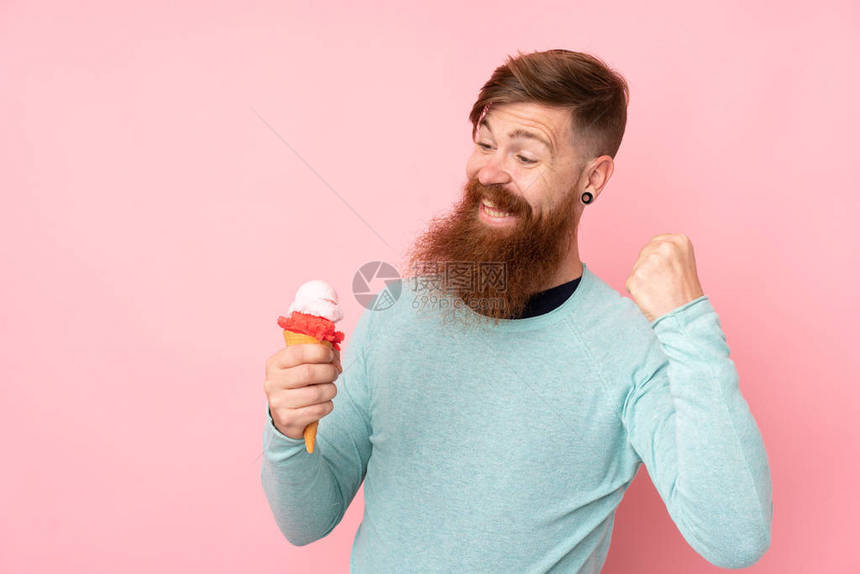 红头发长胡子的红头人拿着一个玉米角冰淇淋在孤立图片