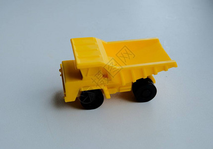 白色背景上的玩具矿车图片